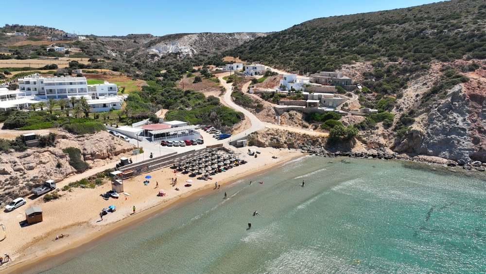 ¿Dónde alojarse en Milos? Las 6 mejores zonas y buenos hoteles 13 Vista aérea de la playa de Provatas, en Milos