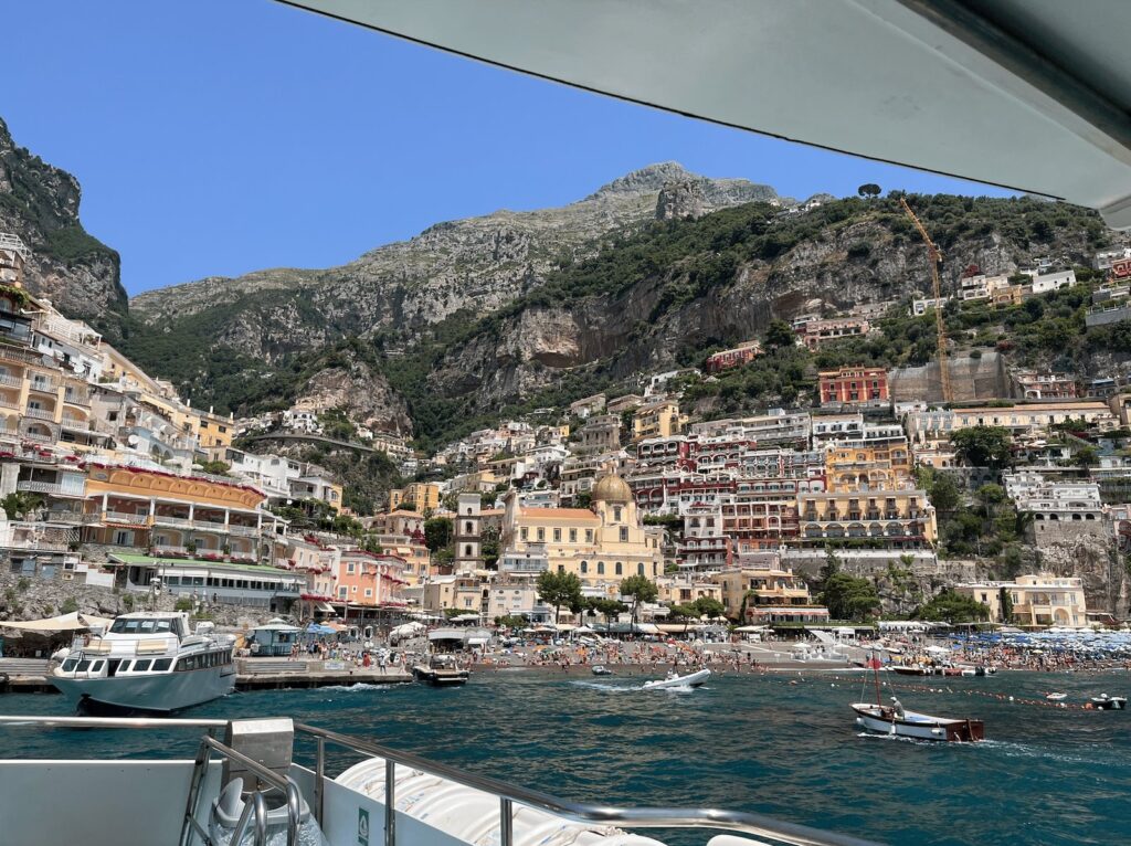 ¿Dónde alojarse en Positano? Las 4 mejores zonas y buenos hoteles 7 La playa Spiaggia Grande y Positano vistos desde el mar