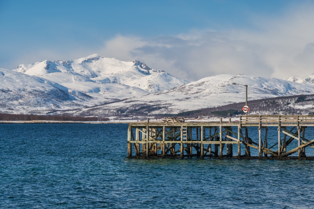 ¿Dónde alojarse en Tromsø? Las 6 mejores zonas y buenos hoteles 10 Nieve y fiordo junto a la playa de Telegrafbukta, en Tromsø, en invierno