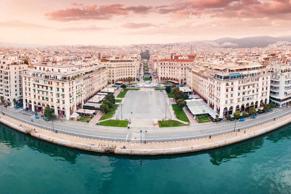 ¿Dónde alojarse en Tesalónica? Las 6 mejores zonas y buenos hoteles 7 Vista aérea de la plaza Aristóteles en Tesalónica, la gran plaza de la ciudad que baja hacia el mar