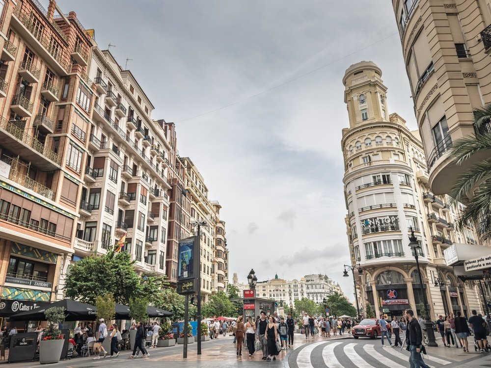 Del aeropuerto de Valencia al centro - guía de transporte 8 Plaza del Ayuntamiento de Valencia, a pocos minutos a pie de la parada final del autobús
