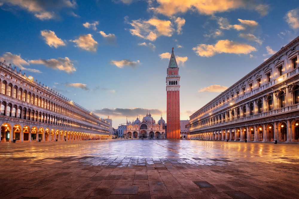 La Plaza de San Marcos en Venecia con la Basílica de San Marcos y el campanario al anochecer