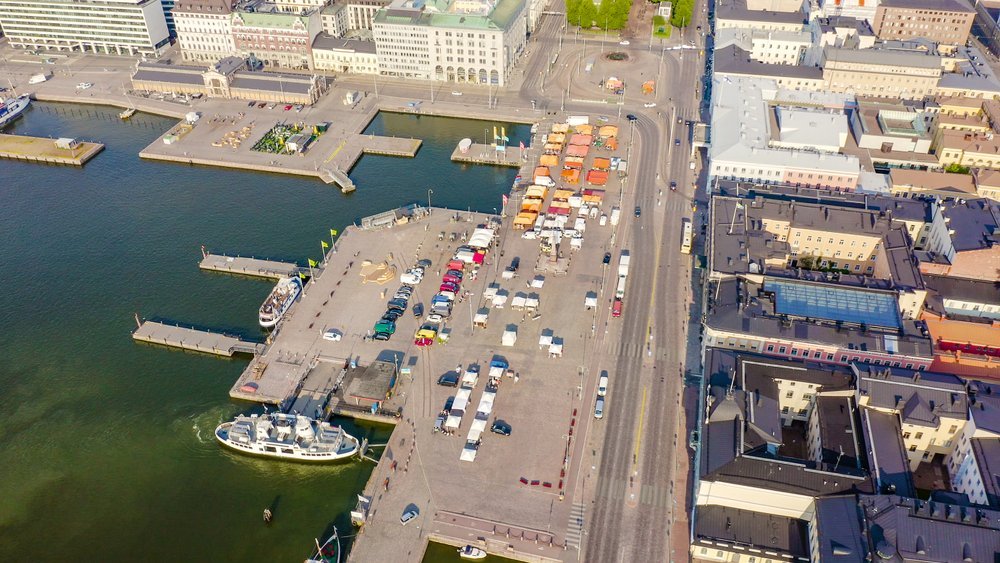 Qué ver en Helsinki - 18 mejores experiencias, de Suomenlinna a la sauna junto al mar 24 La Plaza del Mercado Kauppatori junto al Puerto Sur de Helsinki