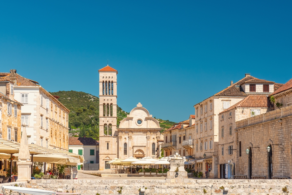 ¿Dónde alojarse en Hvar? Las 6 mejores zonas y buenos hoteles 6 La plaza Pjaca con la catedral de San Esteban en el casco antiguo de la ciudad de Hvar