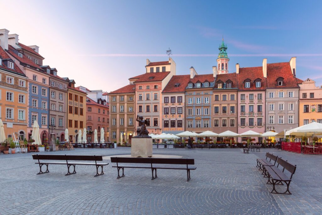 Qué ver en Varsovia: 17 cosas que hacer en la ciudad que resurgió de sus ruinas 19 La plaza Rynek Starego Miasta en el Old Town de Varsovia con sus coloridas casas burguesas
