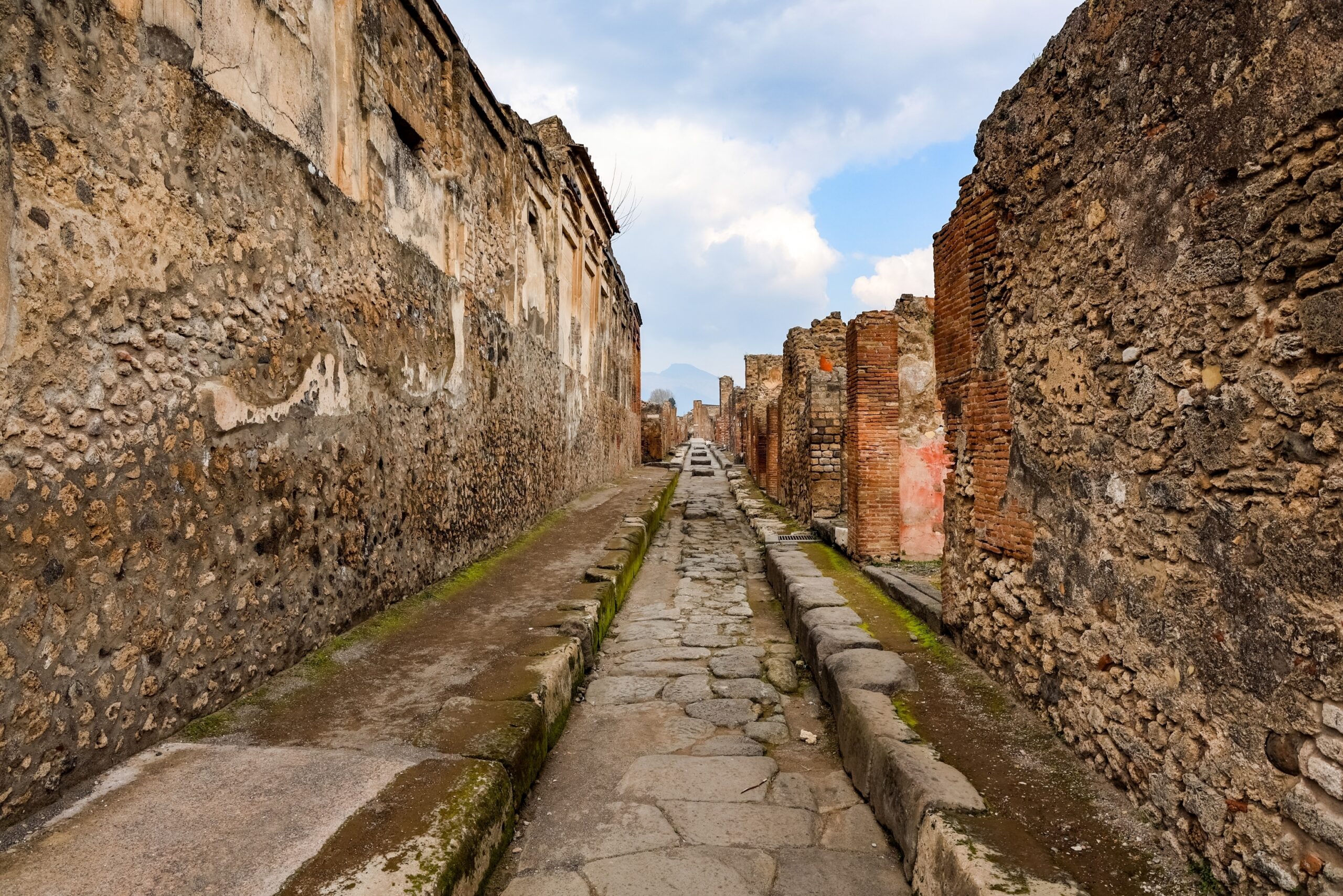 Qué ver en Nápoles: las 17 mejores cosas que hacer 32 Calle romana de Pompeya con el Vesubio al fondo