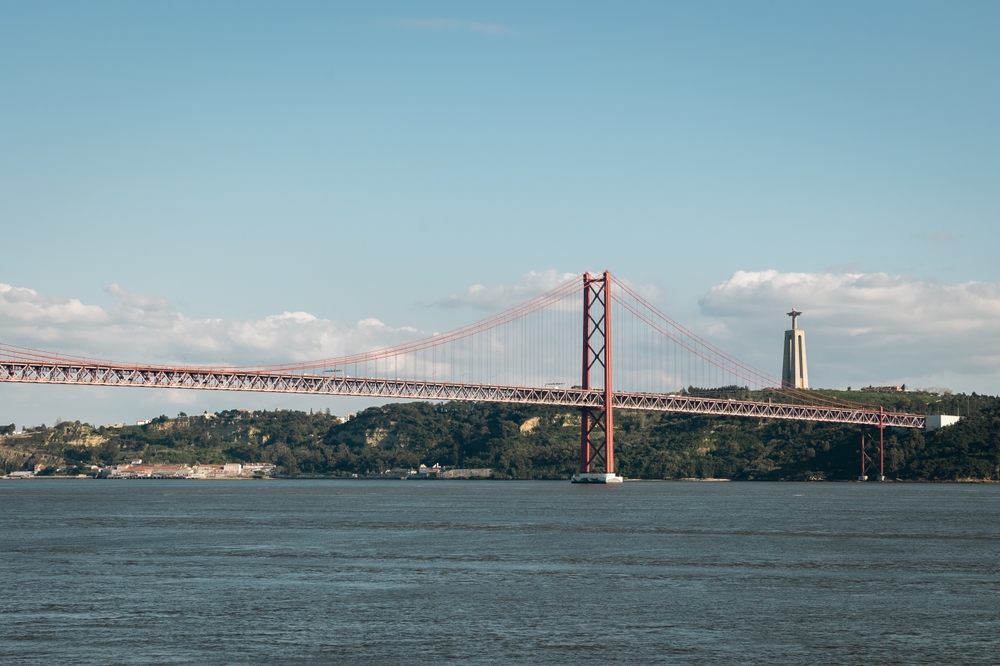 Qué ver en Lisboa: las 20 mejores cosas que hacer 38 Puente 25 de Abril y Cristo Rei sobre el Tajo en Lisboa