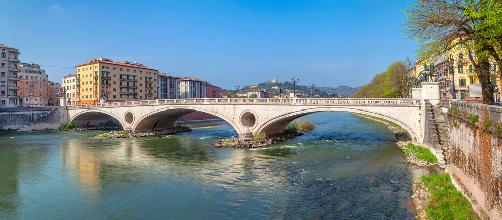 ¿Dónde alojarse en Verona? Las 6 mejores zonas y buenos hoteles 14 Panorámica del Ponte della Vittoria sobre el Adigio, entre el casco antiguo y Borgo Trento en Verona