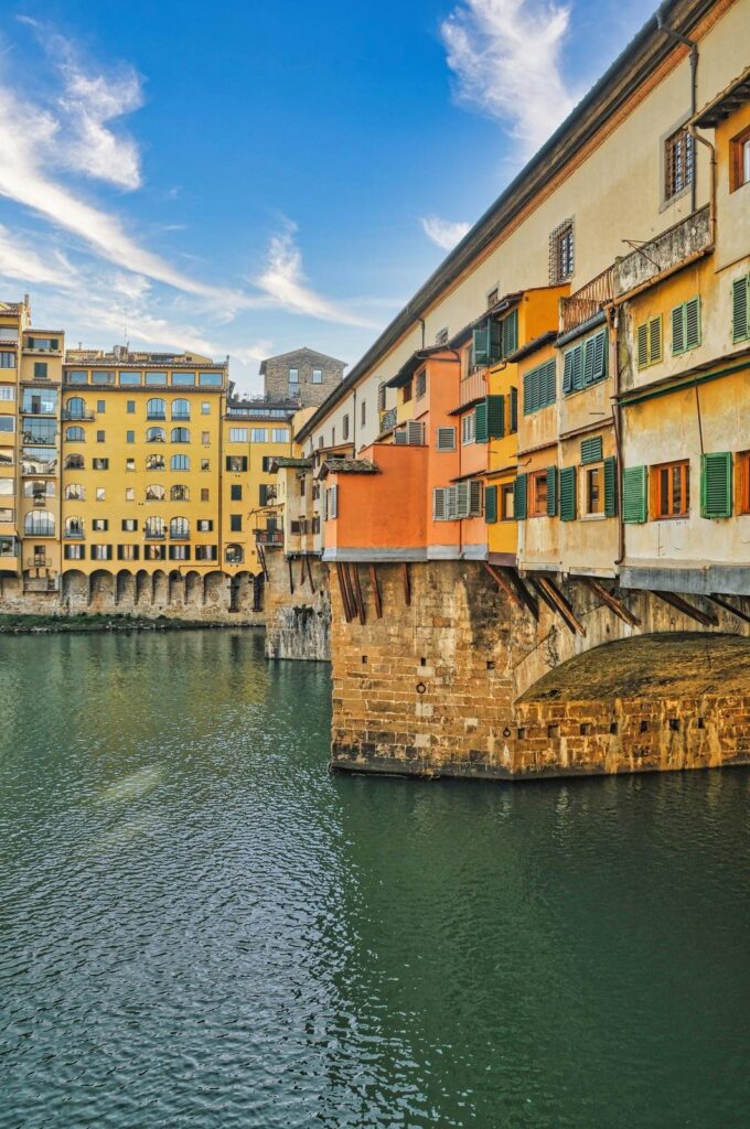 ¿Dónde alojarse en Italia? Las 14 mejores zonas y buenos hoteles 18 El Ponte Vecchio con sus pequeñas casas sobre el río Arno en Florencia