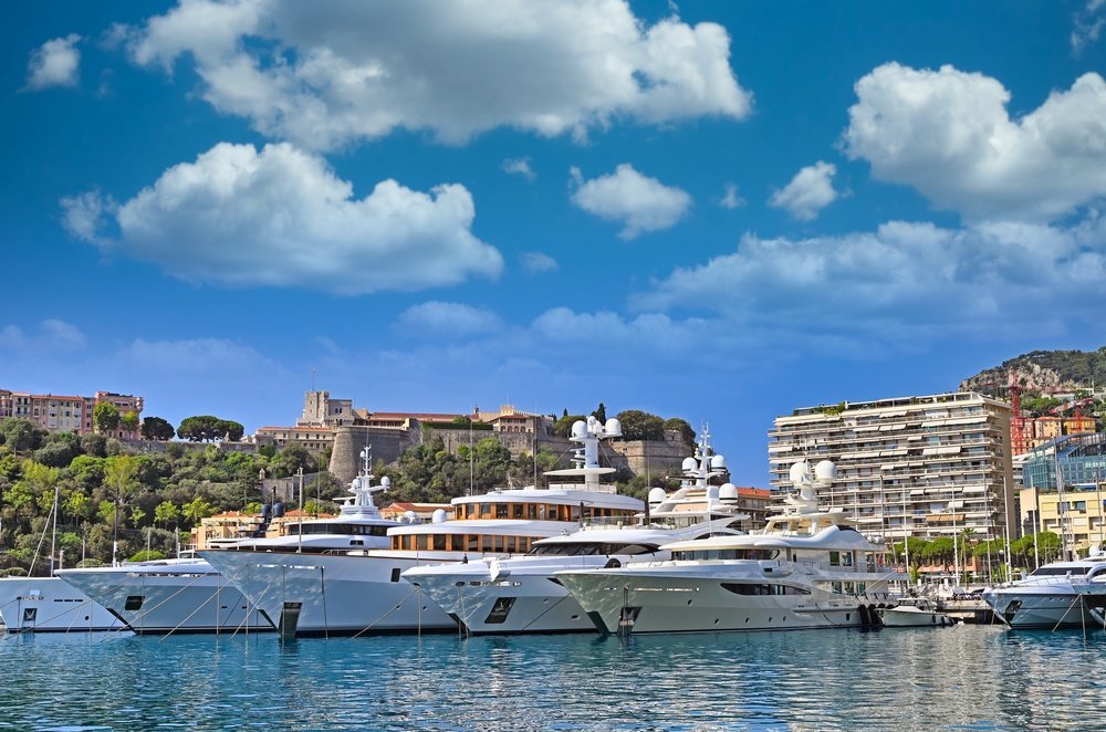 ¿Dónde alojarse en Mónaco? Las 6 mejores zonas y buenos hoteles 11 Port Hercule con yates y la roca de Monaco-Ville al fondo