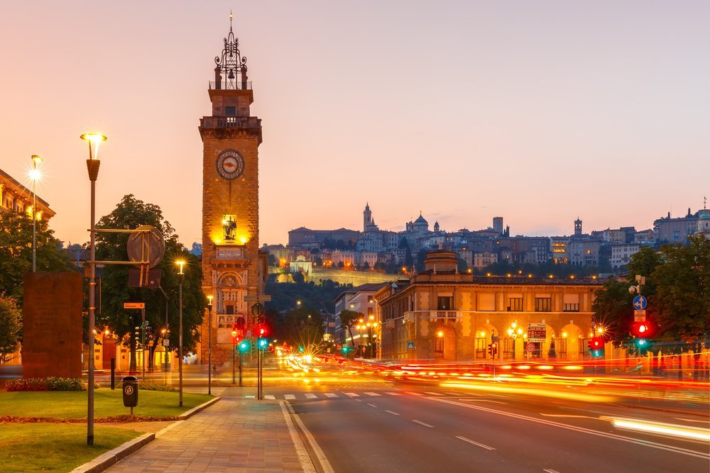 ¿Dónde alojarse en Bérgamo? Las 5 mejores zonas y buenos hoteles 9 Porta Nuova en Città Bassa con Città Alta al fondo en Bérgamo
