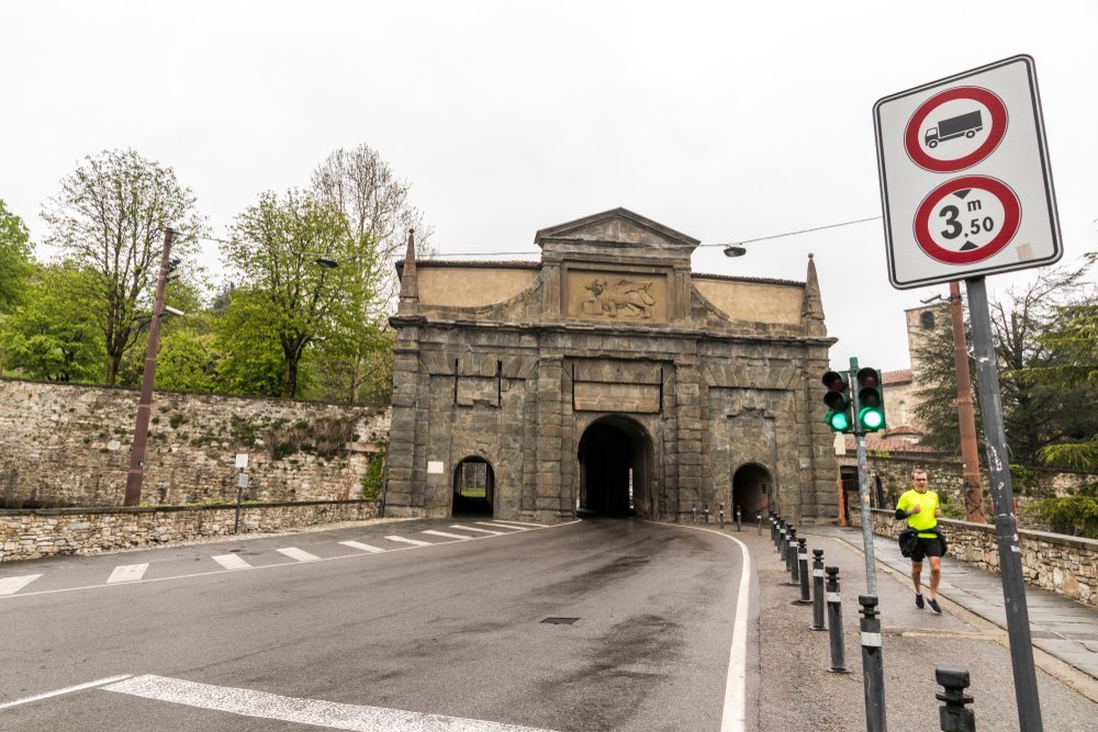 ¿Dónde alojarse en Bérgamo? Las 5 mejores zonas y buenos hoteles 11 Porta Sant'Agostino junto a Borgo Santa Caterina en Bérgamo