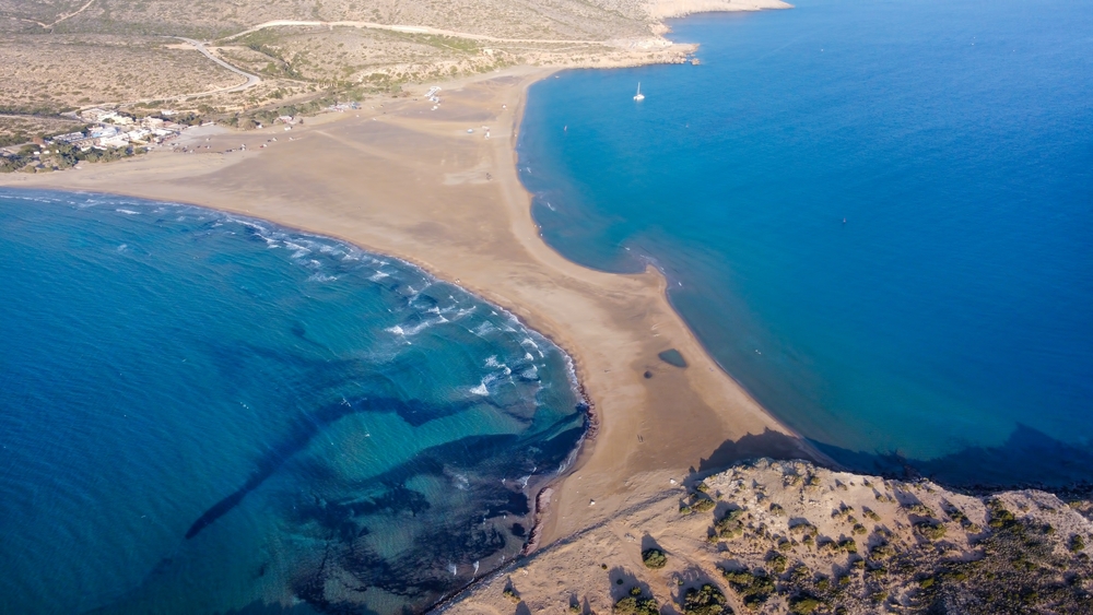 Qué ver en Rodas: las 18 mejores cosas que hacer 37 Vista aérea de la lengua de arena y la laguna de Prasonisi en Rodas