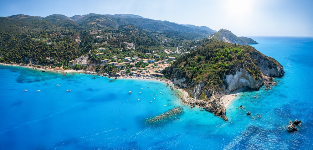 ¿Dónde alojarse en Lefkada? Las 6 mejores zonas y buenos hoteles 9 Vista aérea del pequeño pueblo de Agios Nikitas y su playa en Lefkada