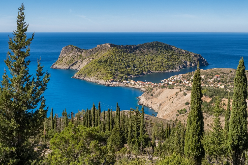 El pueblo de Assos con sus casas de colores, en Cefalonia