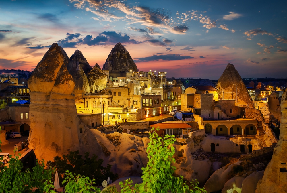 ¿Dónde alojarse en Capadocia? Los 6 mejores pueblos y buenos hoteles 9 El pueblo de Göreme en Capadocia al atardecer