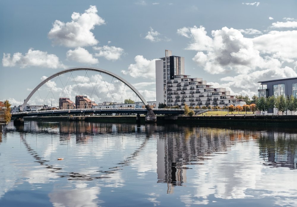 El puente Clyde Arc sobre el río Clyde junto a Finnieston, en Glasgow