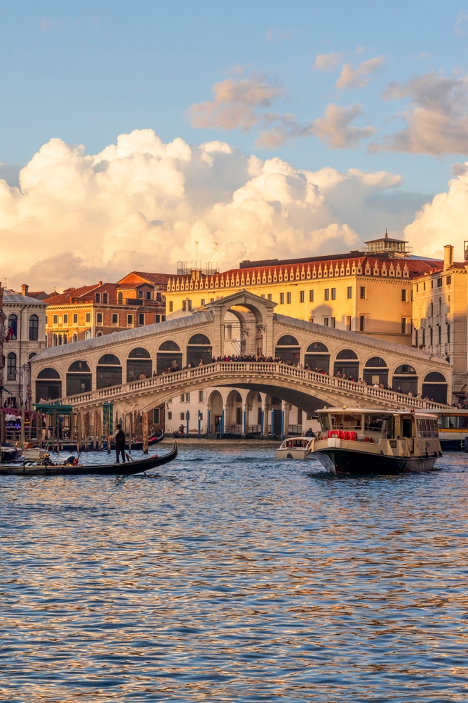 El Puente de Rialto sobre el Gran Canal de Venecia