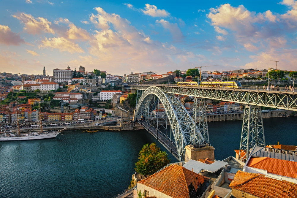 Qué ver en Oporto: las 17 mejores cosas que hacer 20 El puente Don Luis I sobre el río Duero visto desde el Jardim do Morro, con vistas a Oporto