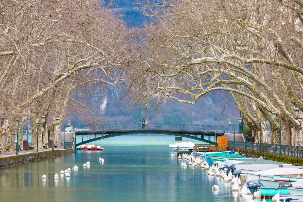¿Dónde alojarse en Annecy? Las 5 mejores zonas y buenos hoteles 9 El puente peatonal Pont des Amours sobre el Canal du Vasse, entre Le Pâquier y los Jardins de l'Europe en Annecy