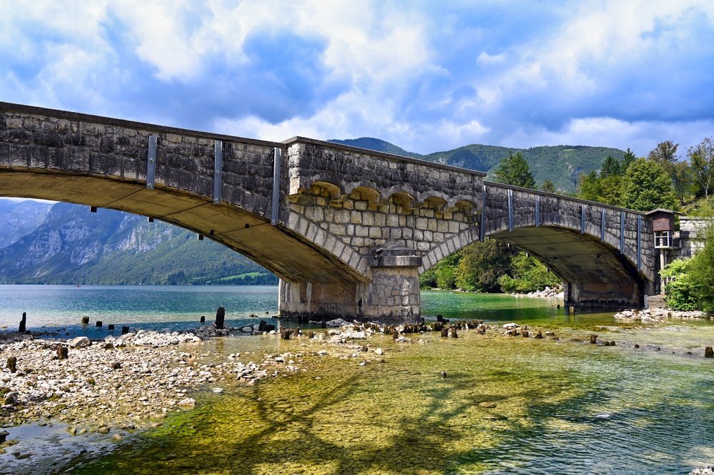 ¿Dónde alojarse en Eslovenia? Las 6 mejores zonas y buenos hoteles 11 Puente de piedra de Ribčev Laz junto al lago Bohinj, en el Parque Nacional del Triglav
