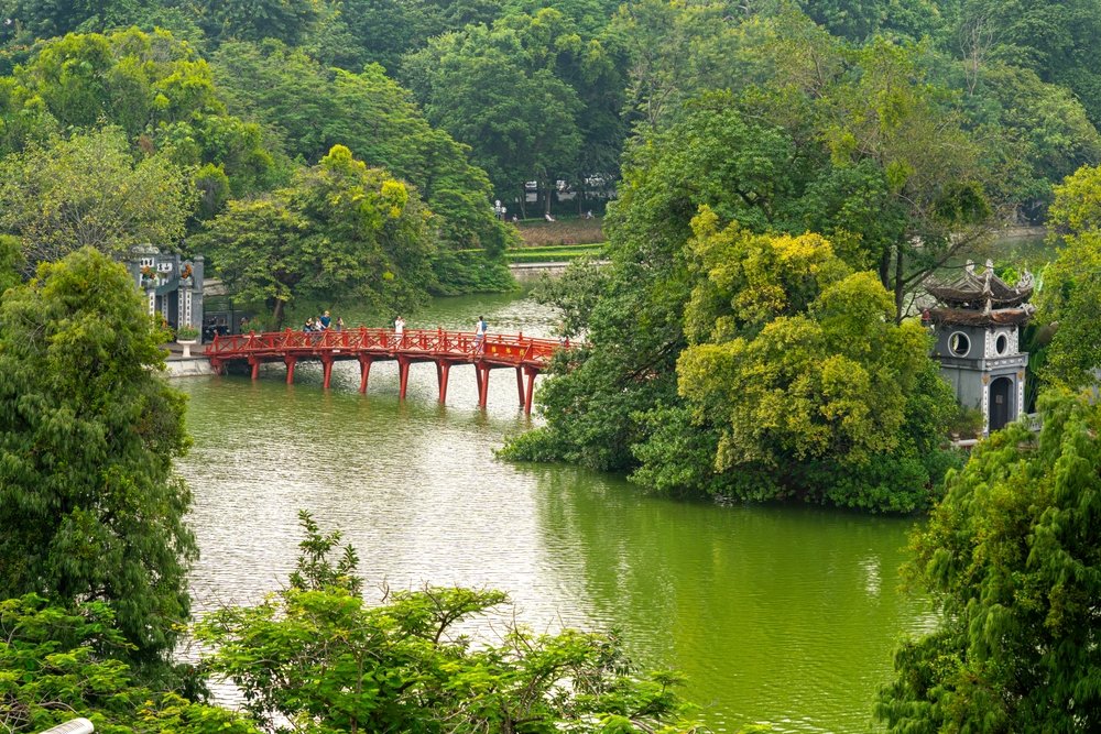 ¿Dónde alojarse en Vietnam? Las 9 mejores zonas y buenos hoteles 12 El puente rojo The Huc sobre el lago Hoan Kiem en Hanói