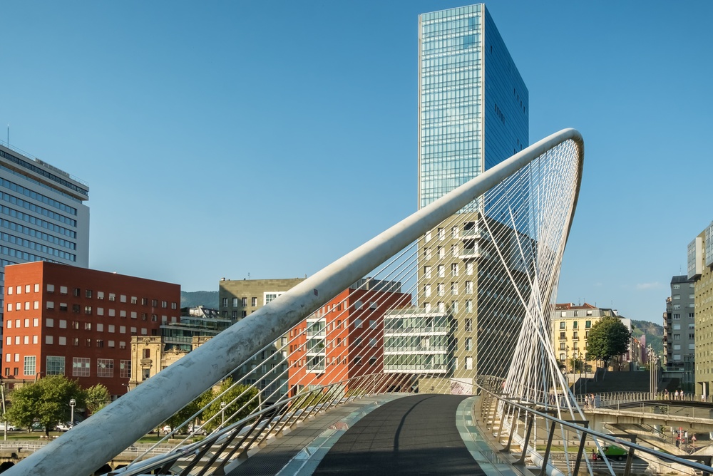 El puente Zubizuri sobre el río Nervión junto a Campo Volantín, en Bilbao, visto desde arriba