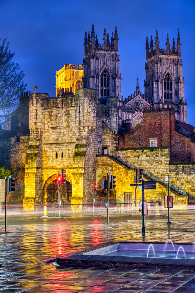 ¿Dónde alojarse en York? Las 6 mejores zonas y buenos hoteles 12 La puerta de Bootham Bar con York Minster al fondo