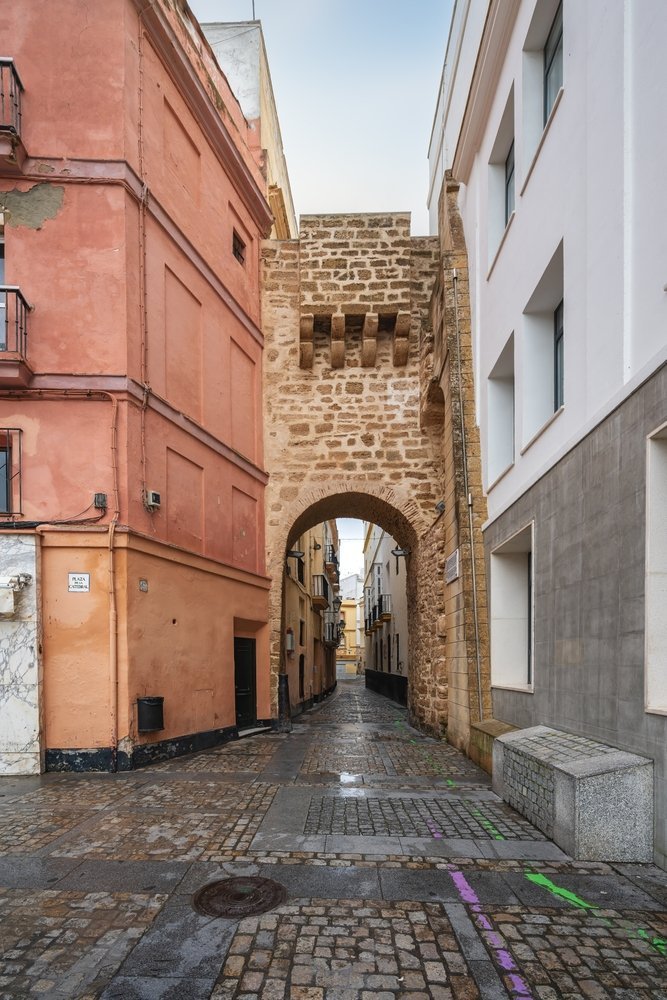 ¿Dónde alojarse en Cádiz? Las 5 mejores zonas y buenos hoteles 9 La puerta medieval Arco de la Rosa en el barrio de El Pópulo, en Cádiz
