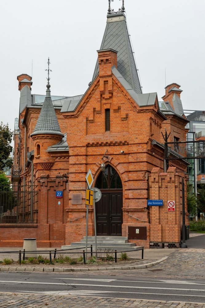 Qué ver en Varsovia: 17 cosas que hacer en la ciudad que resurgió de sus ruinas 32 Puerta principal de la antigua fábrica de vodka Koneser en Praga, Varsovia