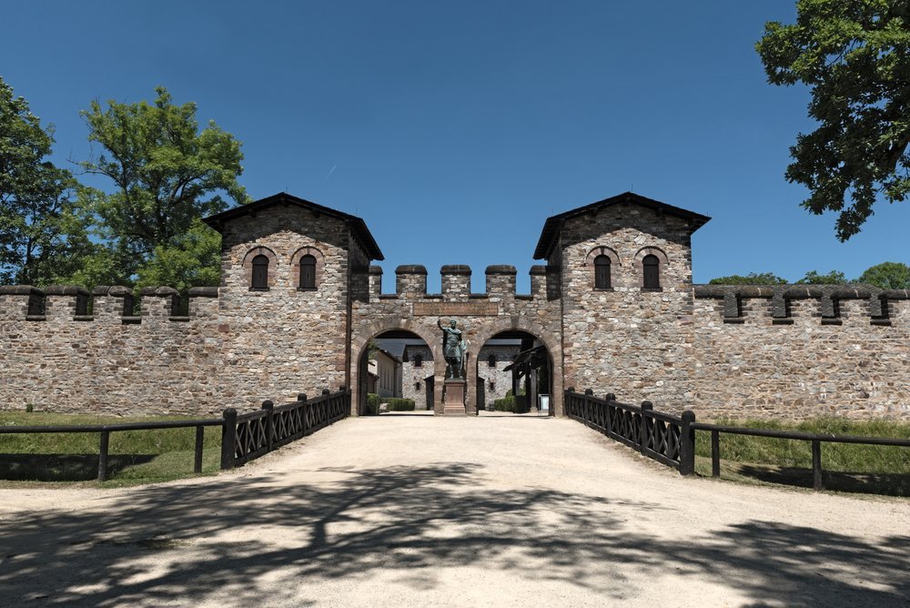 Qué ver en Fráncfort: 18 cosas que vivir entre los rascacielos y las tabernas de sidra 37 La puerta principal del Römerkastell Saalburg cerca de Bad Homburg