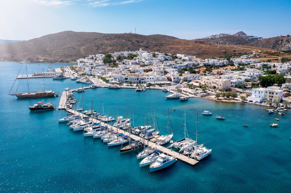 ¿Dónde alojarse en Milos? Las 6 mejores zonas y buenos hoteles 9 Vista aérea del pueblo portuario de Adamas, en Milos