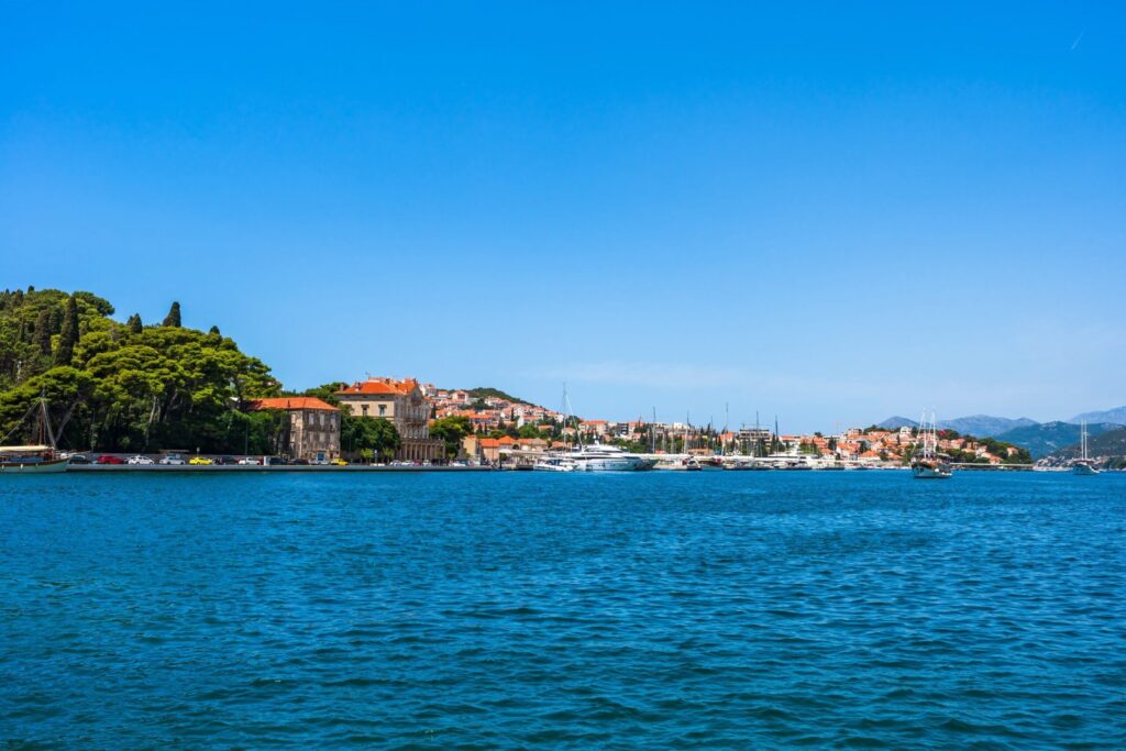 El puerto de Gruž en Dubrovnik visto desde el otro lado de la bahía