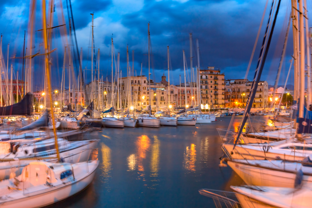 ¿Dónde alojarse en Palermo? Las 6 mejores zonas y buenos hoteles 11 Yates en el antiguo puerto de La Cala, en Palermo