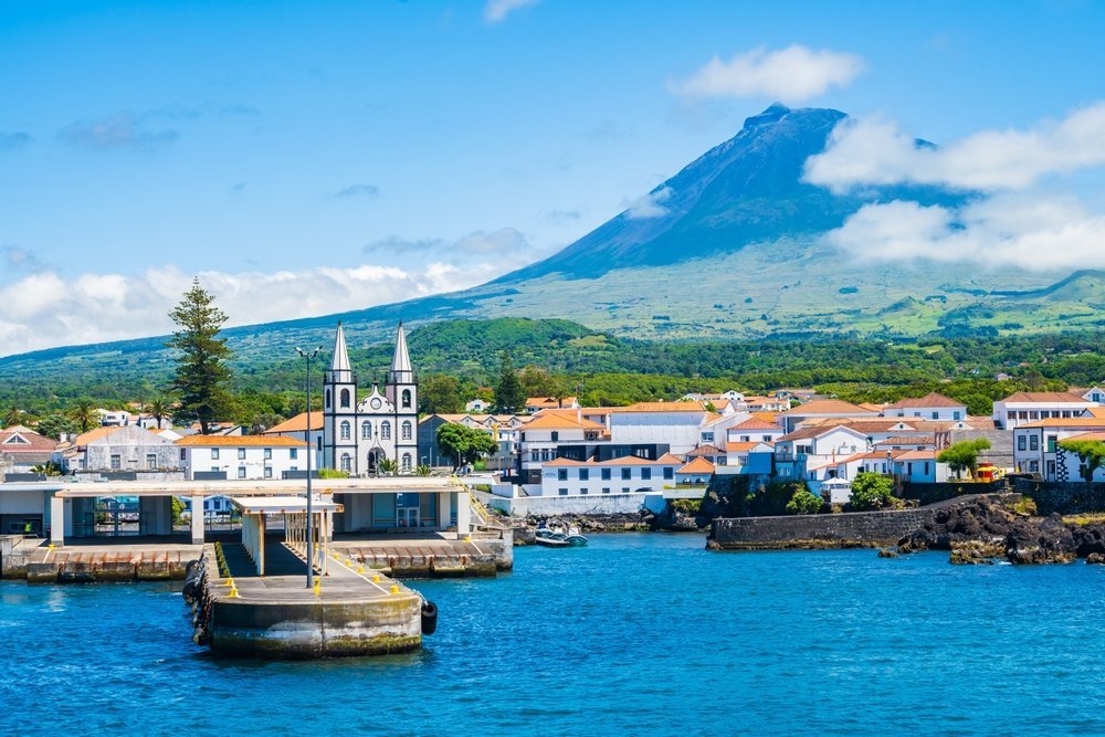 El puerto de Madalena con el volcán Pico al fondo