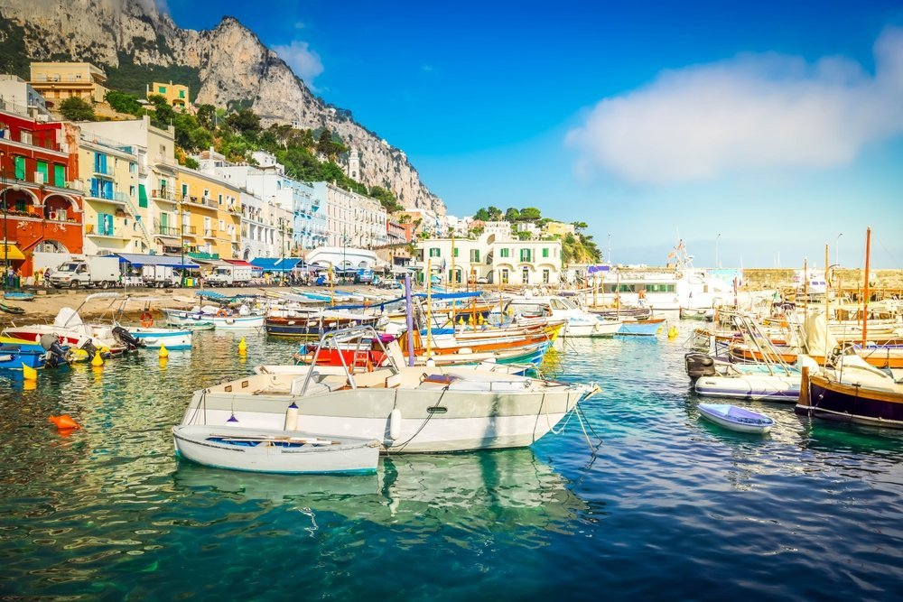 El puerto de Marina Grande con barcos y casas de colores en Capri