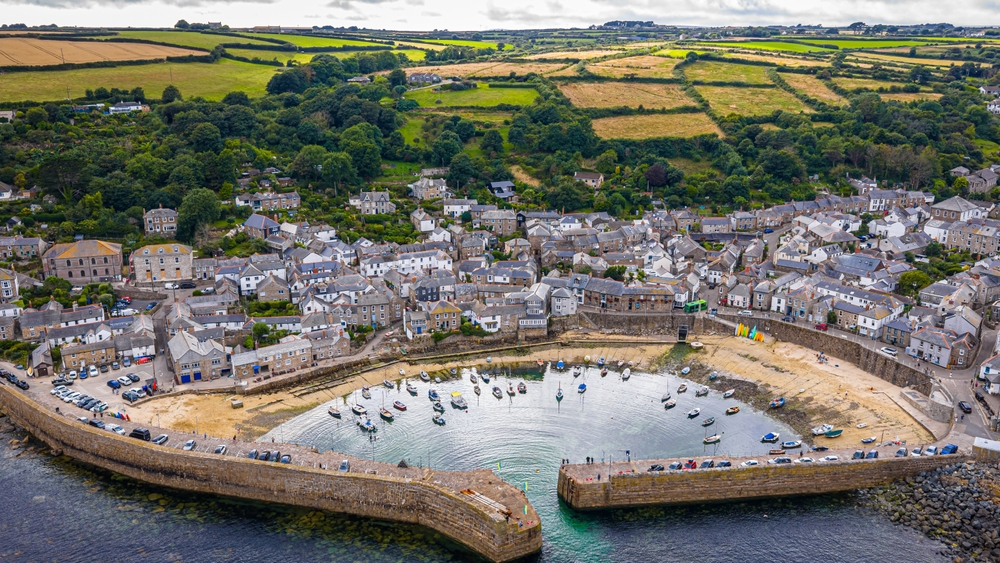 ¿Dónde alojarse en Cornualles? Los 6 mejores pueblos y buenos hoteles 13 Vista aérea del puerto de Mousehole, en Cornualles