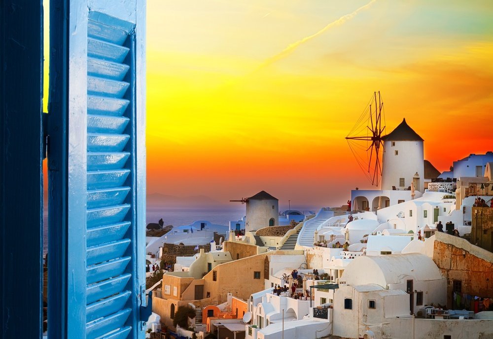 Qué ver en Santorini: 18 cosas que hacer, de la puesta de sol en Oia a las playas volcánicas 21 puesta de sol dorada en Oia con un molino de viento