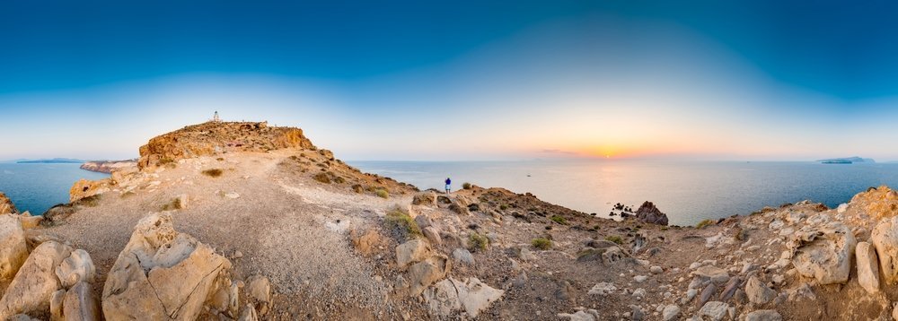 Qué ver en Santorini: 18 cosas que hacer, de la puesta de sol en Oia a las playas volcánicas 37 Puesta de sol en el faro de Akrotiri