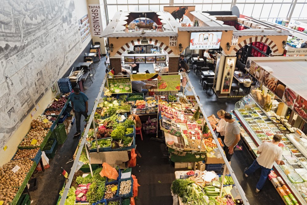 Qué ver en Fráncfort: 18 cosas que vivir entre los rascacielos y las tabernas de sidra 24 Puestos de fruta y productos gourmet en la Kleinmarkthalle de Frankfurt