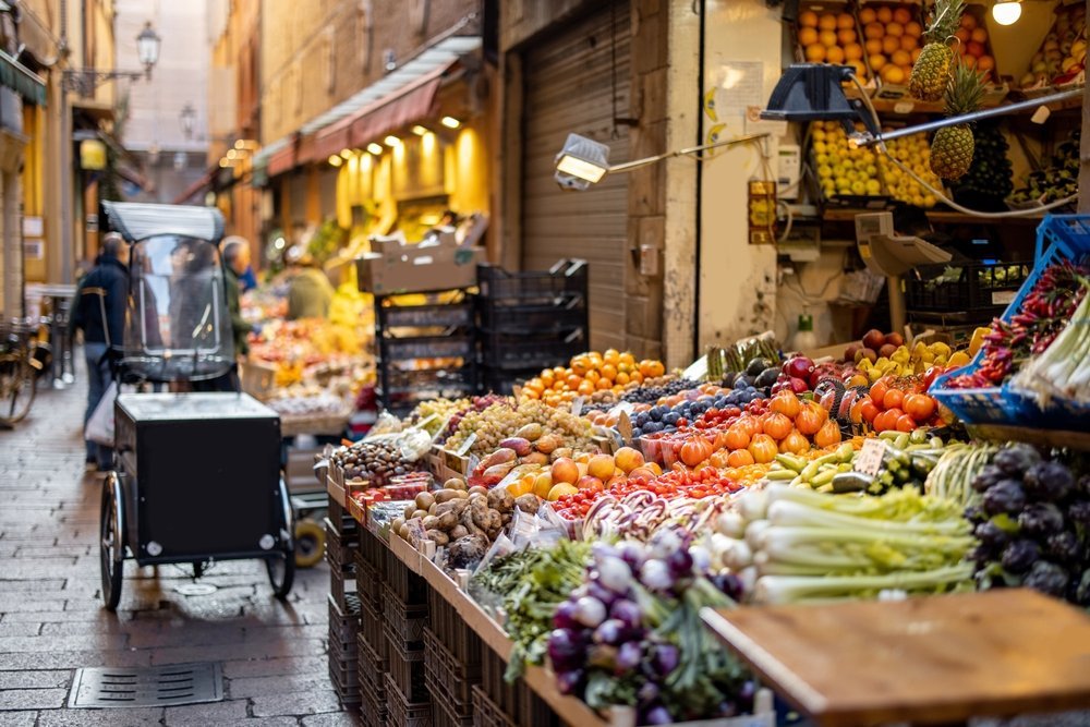 Qué ver en Bolonia: las 17 mejores cosas que ver, probar y hacer en la capital gastronómica de Italia 22 Puestos de fruta y verdura en el barrio gastronómico del Quadrilatero en Bolonia