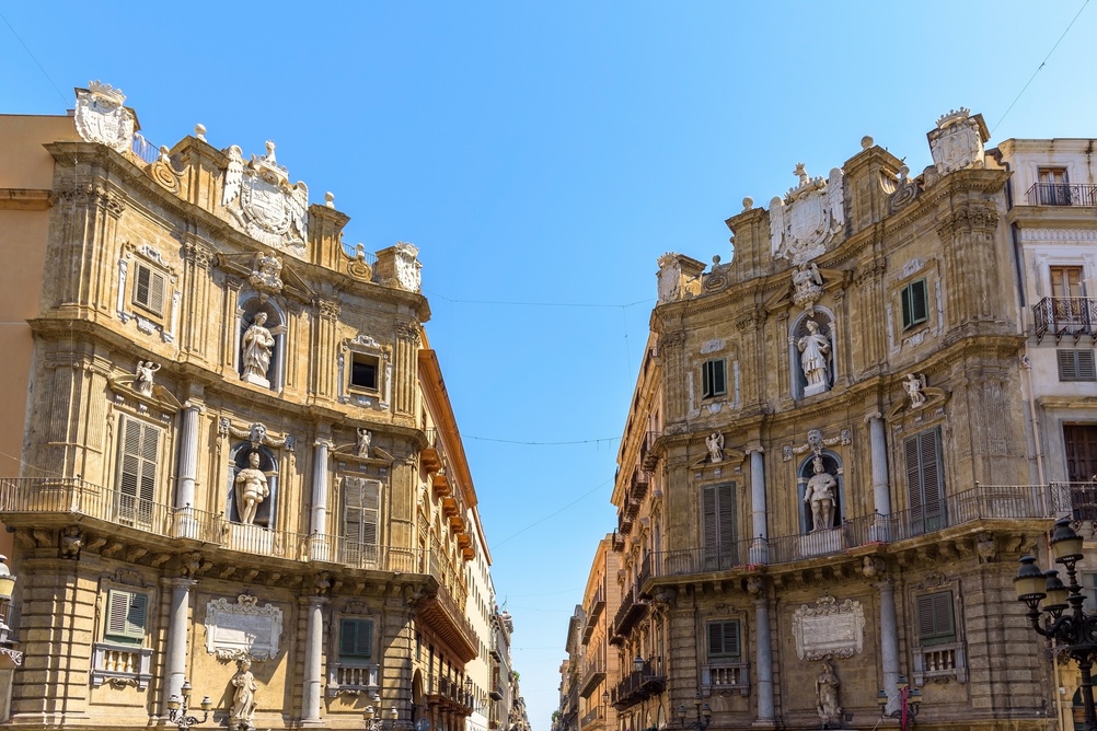 ¿Dónde alojarse en Palermo? Las 6 mejores zonas y buenos hoteles 9 Las fachadas barrocas de Quattro Canti, en Palermo