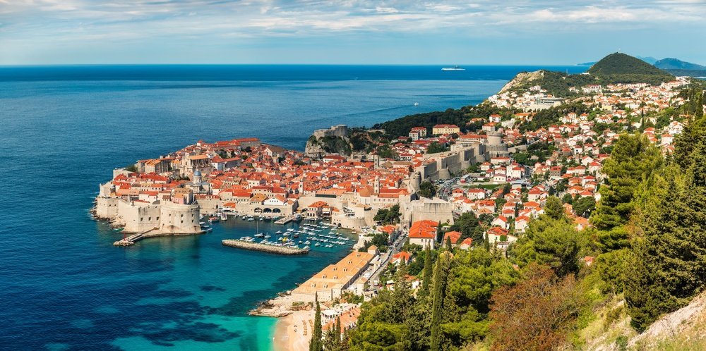 Vista aérea del casco antiguo de Dubrovnik con la muralla y los tejados rojos