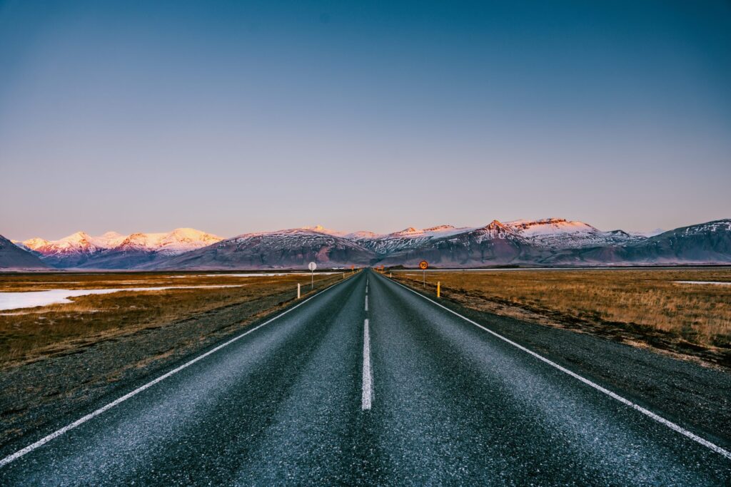 La Ring Road en la costa sur de Islandia con montañas y glaciares