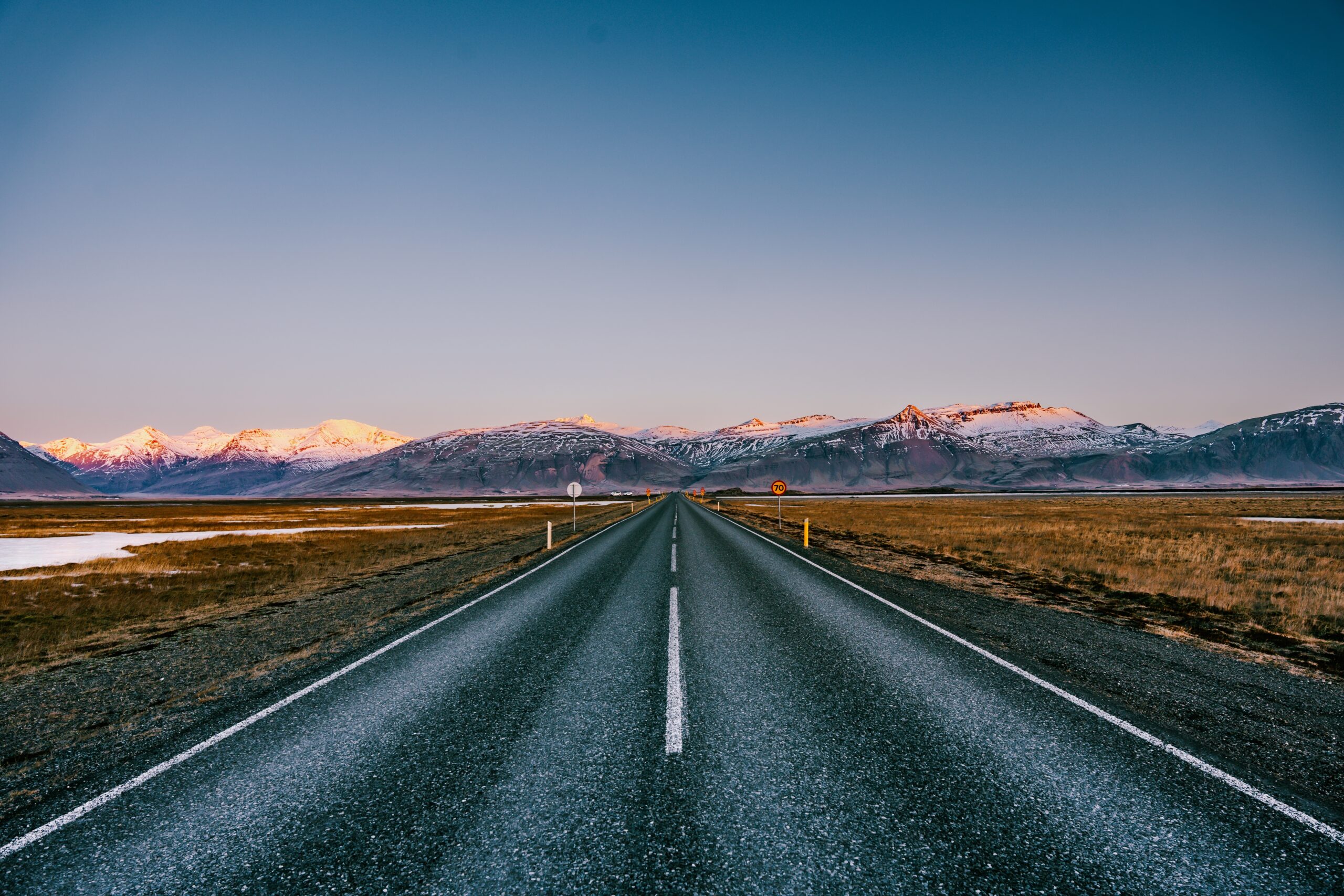 La Ring Road en la costa sur de Islandia con montañas y glaciares