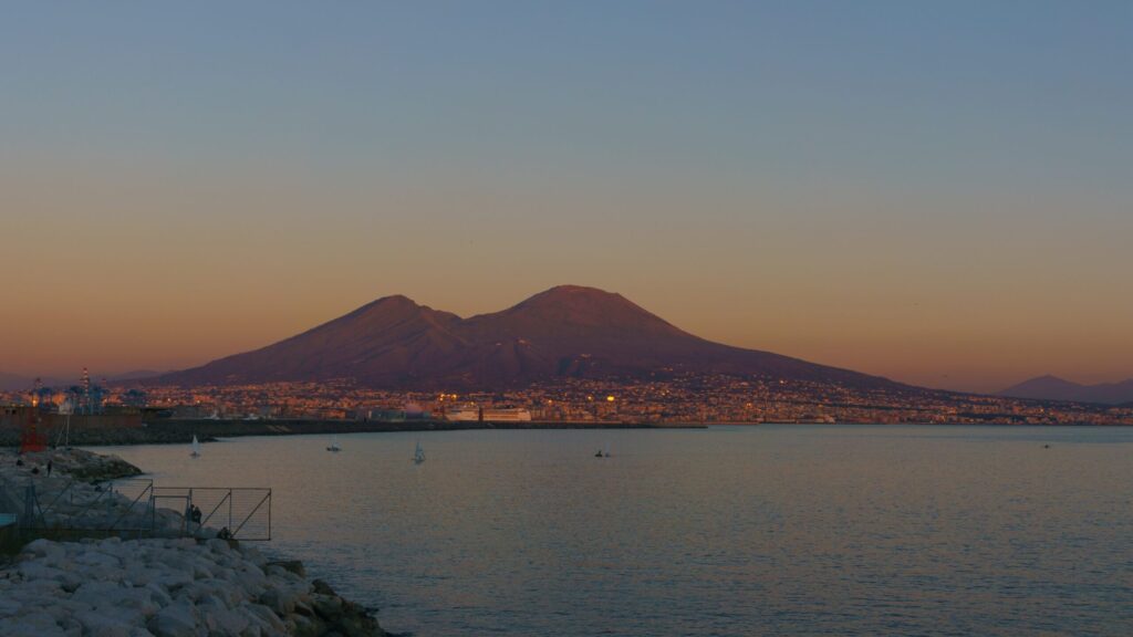 El Vesubio sobre Nápoles con la luz dorada del atardecer