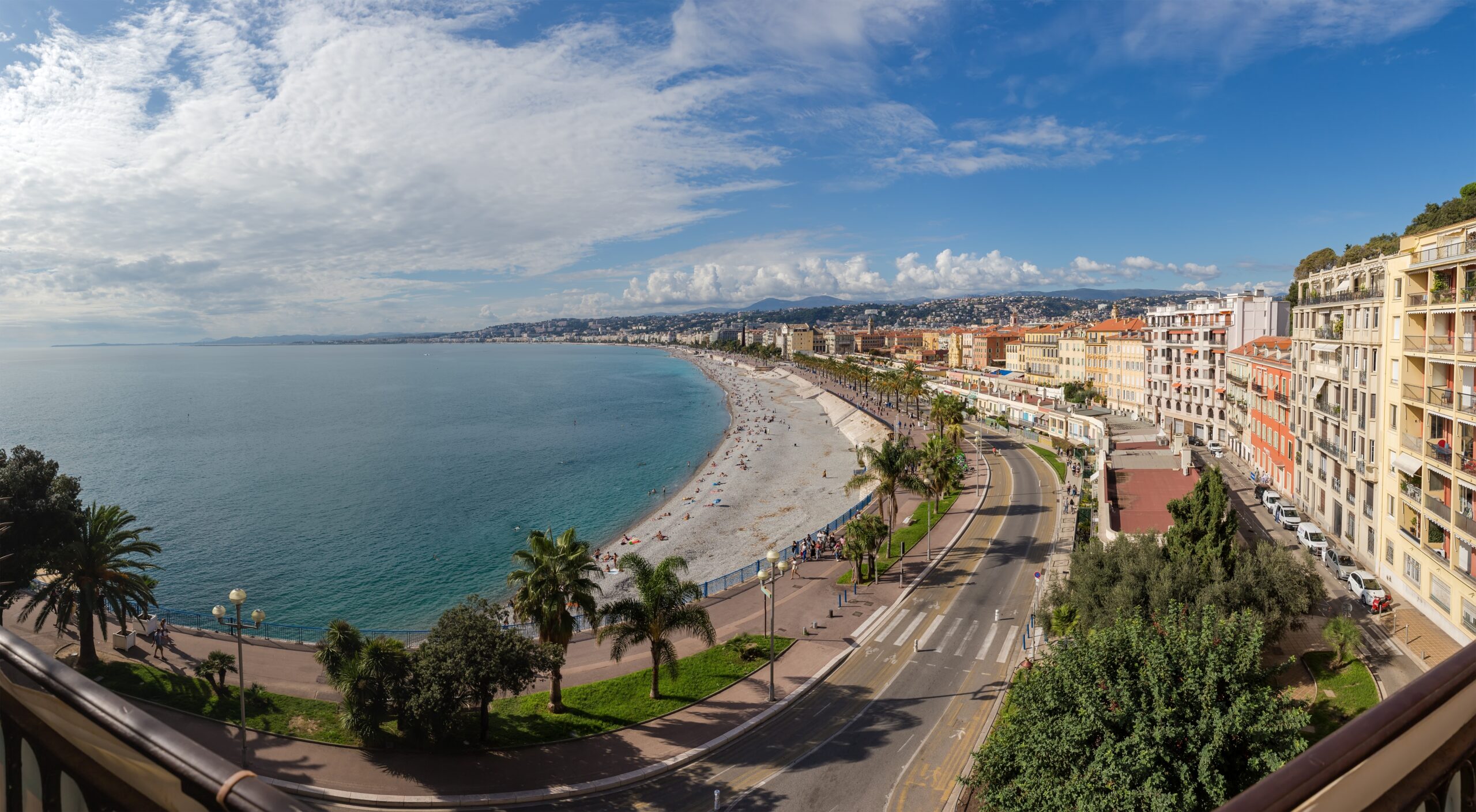 La Promenade des Anglais y la playa de Niza vistas desde la Colline du Château