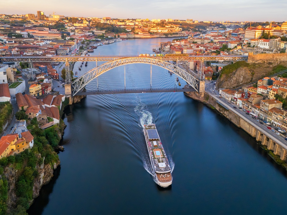 Vista aérea del río Duero en Oporto con el puente Don Luis I, Ribeira y Vila Nova de Gaia