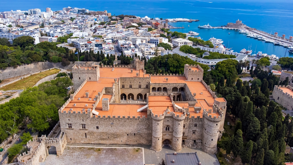 Vista aérea del casco antiguo de la ciudad de Rodas con el Palacio del Gran Maestre