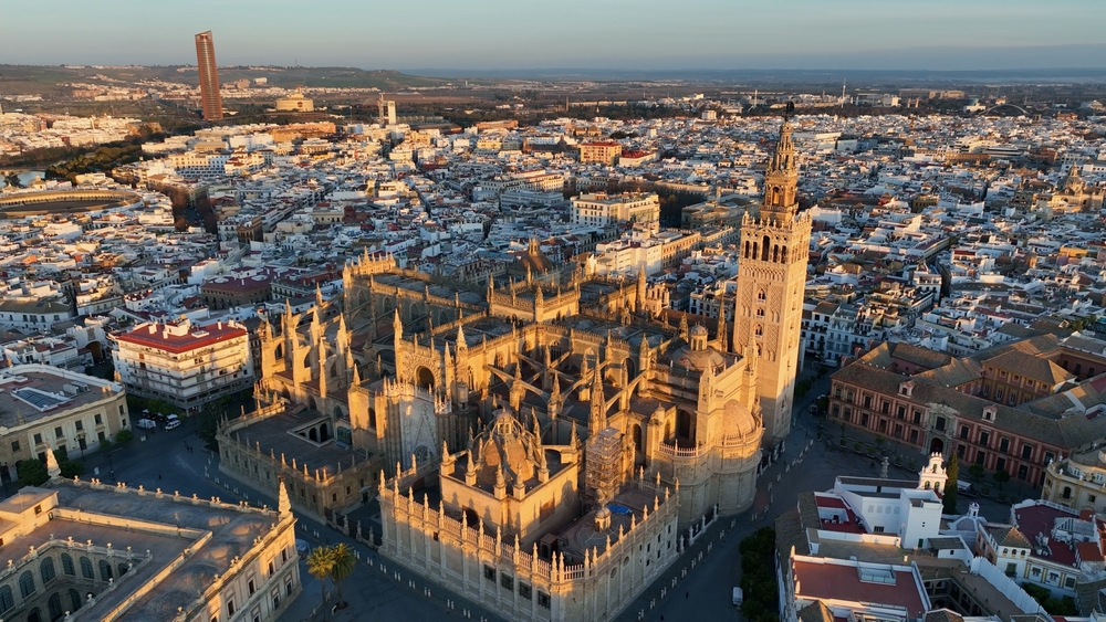 Vista aérea del centro de Sevilla al amanecer